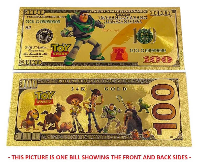 K&ouml;nnte beinhalten: Ein goldfarbener Papier-Geldschein mit Toy Story-Motiv. Die Vorderseite zeigt Buzz Lightyear, die R&uuml;ckseite Woody und die anderen Toy Story-Charaktere. Der Schein tr&auml;gt auf der R&uuml;ckseite die Aufschrift "24K Gold" und "Toy Story".