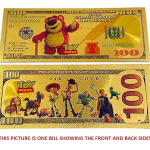 K&ouml;nnte beinhalten: Ein goldfarbener 100-Dollar-Schein mit Toy Story-Motiv. Die Vorderseite zeigt Woody aus Toy Story, und die R&uuml;ckseite zeigt eine Gruppe von Toy Story-Charakteren, darunter Woody, Buzz Lightyear, Jessie und Rex. Der Schein tr&auml;gt auf der R&uuml;ckseite die Aufschrift "24K Gold" und "Toy Story".