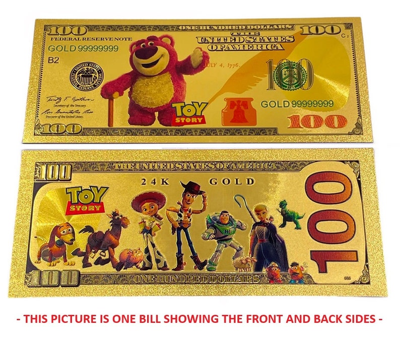 K&ouml;nnte beinhalten: Ein goldfarbener 100-Dollar-Schein mit Toy Story-Motiv. Die Vorderseite zeigt Woody aus Toy Story, und die R&uuml;ckseite zeigt eine Gruppe von Toy Story-Charakteren, darunter Woody, Buzz Lightyear, Jessie und Rex. Der Schein tr&auml;gt auf der R&uuml;ckseite die Aufschrift "24K Gold" und "Toy Story".