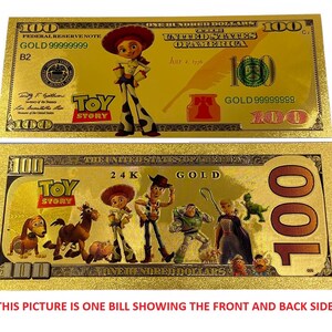 K&ouml;nnte beinhalten: Ein goldfarbener Papier-Schein mit Toy Story-Motiv. Die Vorderseite zeigt ein Cartoon-Bild von Jessie aus Toy Story. Die R&uuml;ckseite zeigt eine Gruppe von Toy Story-Charakteren, darunter Woody, Buzz Lightyear und Rex. Der Schein tr&auml;gt die Aufschrift "Toy Story" und "24K Gold" und hat einen Nennwert von "100".