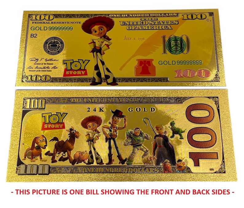 K&ouml;nnte beinhalten: Ein goldfarbener Papier-Schein mit Toy Story-Motiv. Die Vorderseite zeigt ein Cartoon-Bild von Jessie aus Toy Story. Die R&uuml;ckseite zeigt eine Gruppe von Toy Story-Charakteren, darunter Woody, Buzz Lightyear und Rex. Der Schein tr&auml;gt die Aufschrift "Toy Story" und "24K Gold" und hat einen Nennwert von "100".