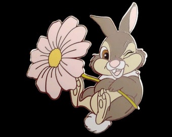 Pin's Disney Fantasy - Bambi Movie - Panpan tenant une fleur et un clin d'oeil