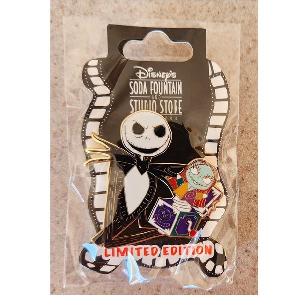 Disney Pin - DSF DSSH Pun - nbc Nightmare Before Christmas - Jack Skellington & Sally in the Box LE 300