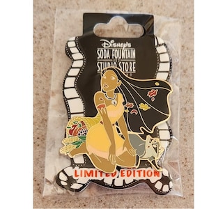 Disney Pin - DSF DSSH Thanksgiving - Pocahontas & Meeko LE 300