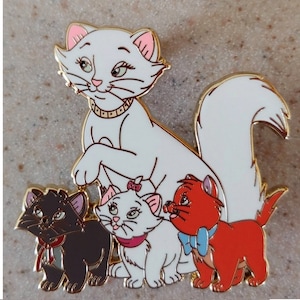 Fantasy Pin - Disney Aristocats Duchess with Kittens Berlioz Marie & Toulouse