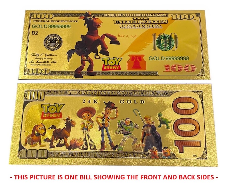 K&ouml;nnte beinhalten: Ein goldfarbener Papier-Geldschein mit Toy Story-Motiv. Die Vorderseite zeigt Woody, die R&uuml;ckseite die gesamte Toy Story-Bande. Der Schein tr&auml;gt die Aufschrift "24K Gold" und "One Hundred Dollars".