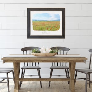 Peut inclure: Une peinture &agrave; l'aquarelle encadr&eacute;e d'un champ de coquelicots rouges avec un ciel bleu et des collines vertes en arri&egrave;re-plan. La peinture est sur un fond blanc et porte le texte "Sweet Memories" &eacute;crit en cursive en bas.