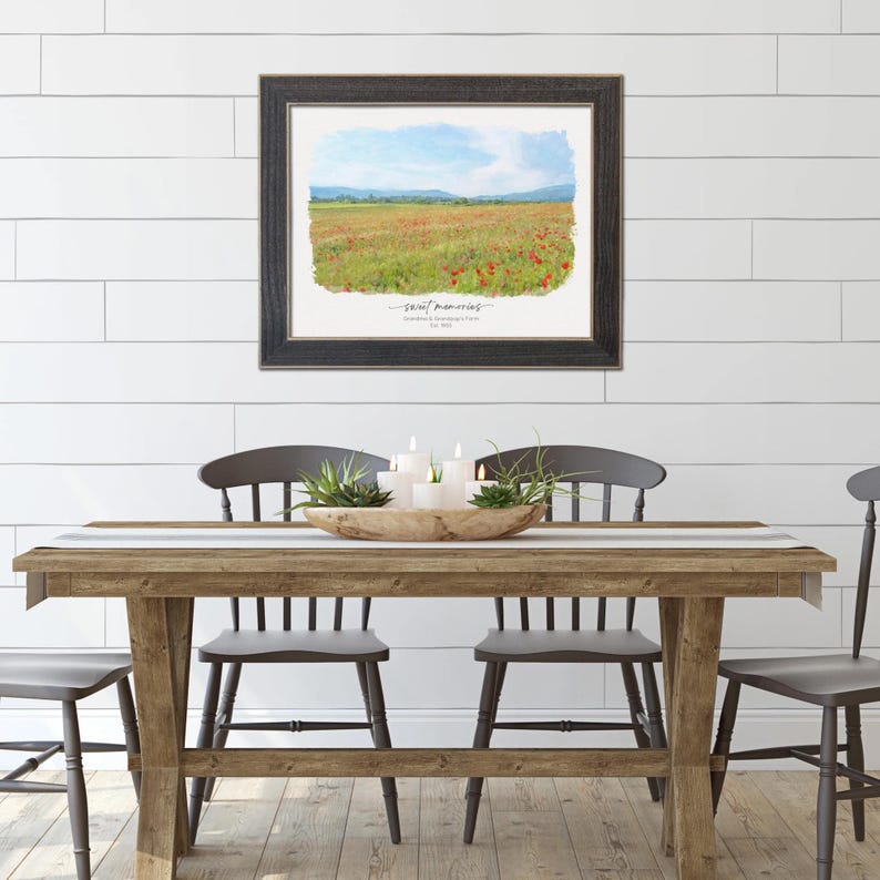 Peut inclure: Une peinture &agrave; l'aquarelle encadr&eacute;e d'un champ de coquelicots rouges avec un ciel bleu et des collines vertes en arri&egrave;re-plan. La peinture est sur un fond blanc et porte le texte "Sweet Memories" &eacute;crit en cursive en bas.