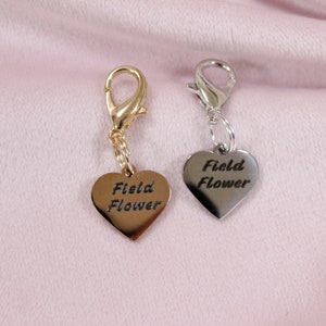 Custom bridle charm in heart shape, engraved with your horse’s name, attached to tack with sturdy clasp.