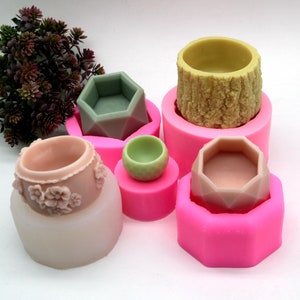 Könnte beinhalten: Fünf Silikonformen zum Herstellen von Pflanzgefäßen in verschiedenen Formen. Die Formen sind rosa und haben ein geometrisches, florales und Baumrinden-Design.