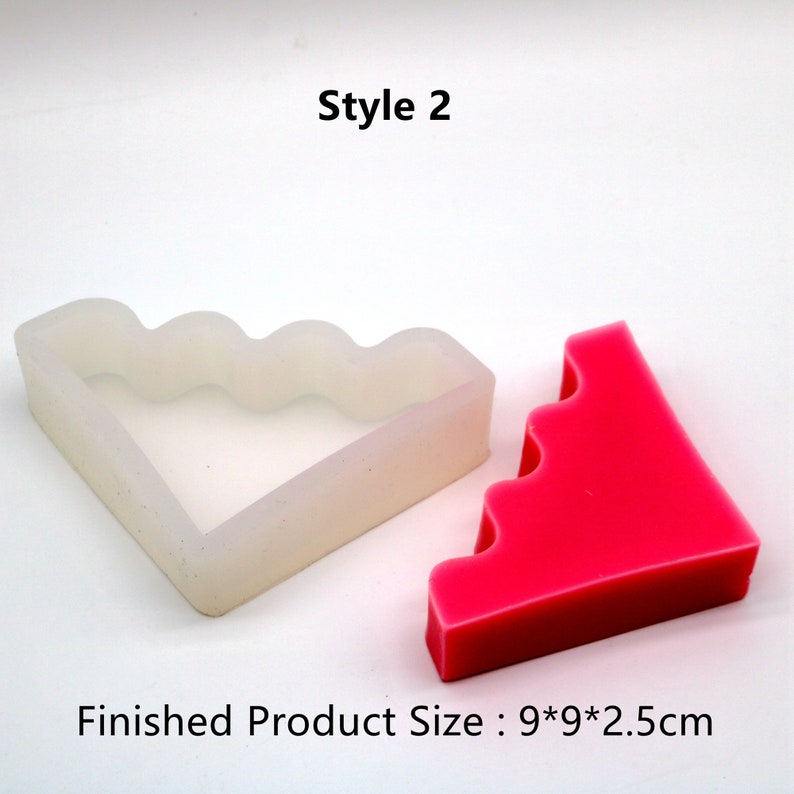 Pu&ograve; includere: Uno stampo in silicone bianco e un prodotto finito rosa a forma di torta a tre piani. Il prodotto finito misura 9 x 9 x 2,5 cm. Stile 2.