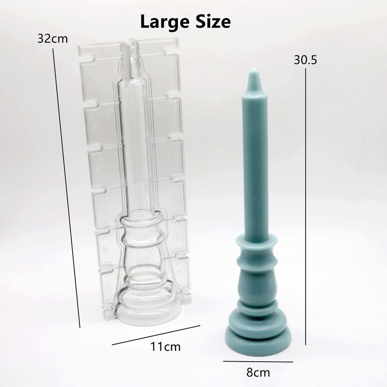 Może przedstawiać: Przezroczysty plastikowy foremka do świec z podstawą i kształtem świecy filarowej. Foremka ma 11 cm szerokości i 32 cm wysokości. Obok foremki pokazana jest niebieska świeca filarowa. Świeca ma 8 cm szerokości i 30,5 cm wysokości. Duży rozmiar.