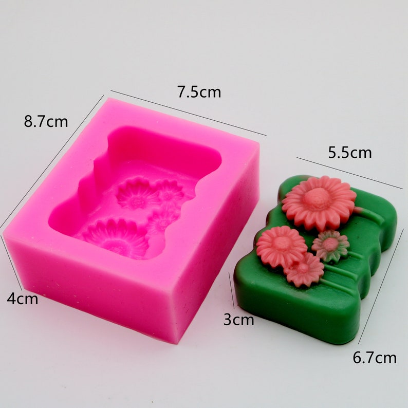 Puede incluir: Molde de silicona rosa para hacer jab&oacute;n o velas con forma de ramo de flores. El molde mide 7,5 cm de largo, 4 cm de ancho y 8,7 cm de alto. Una barra de jab&oacute;n verde con flores rosas se muestra junto al molde.