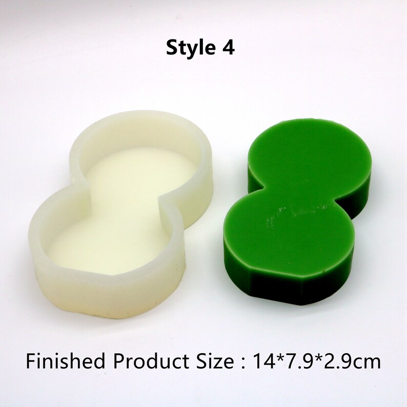 Pu&ograve; includere: Uno stampo in silicone bianco e un prodotto finito verde a forma di numero otto. La dimensione del prodotto finito &egrave; di 14*7,9*2,9 cm. Stile 4.