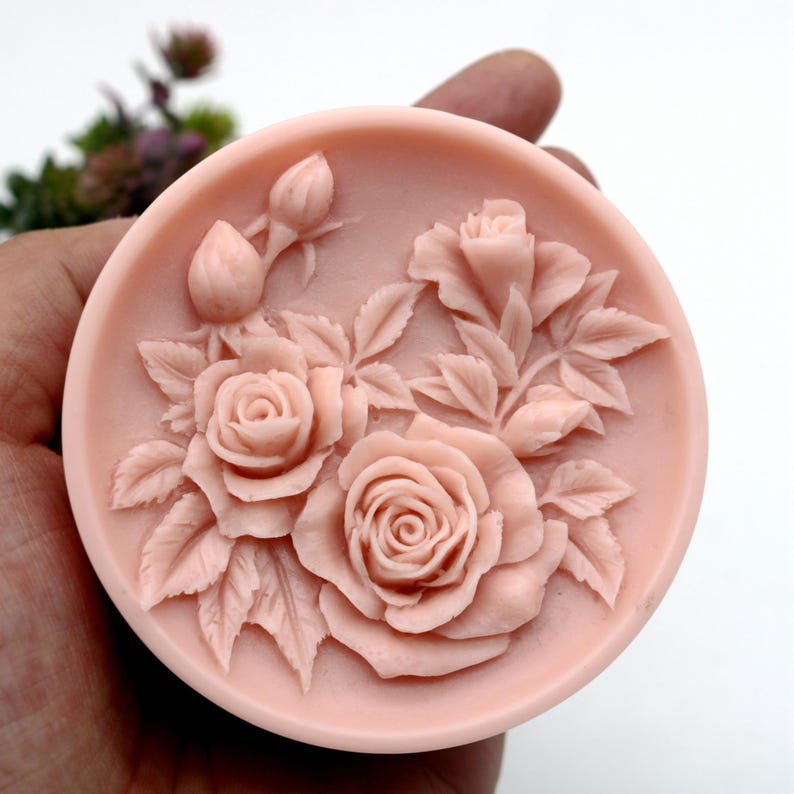 Pu&ograve; includere: Un sapone rotondo rosa con un designo dettagliato di rose e foglie. Il sapone &egrave; fatto in uno stampo e ha un design in rilievo tridimensionale.