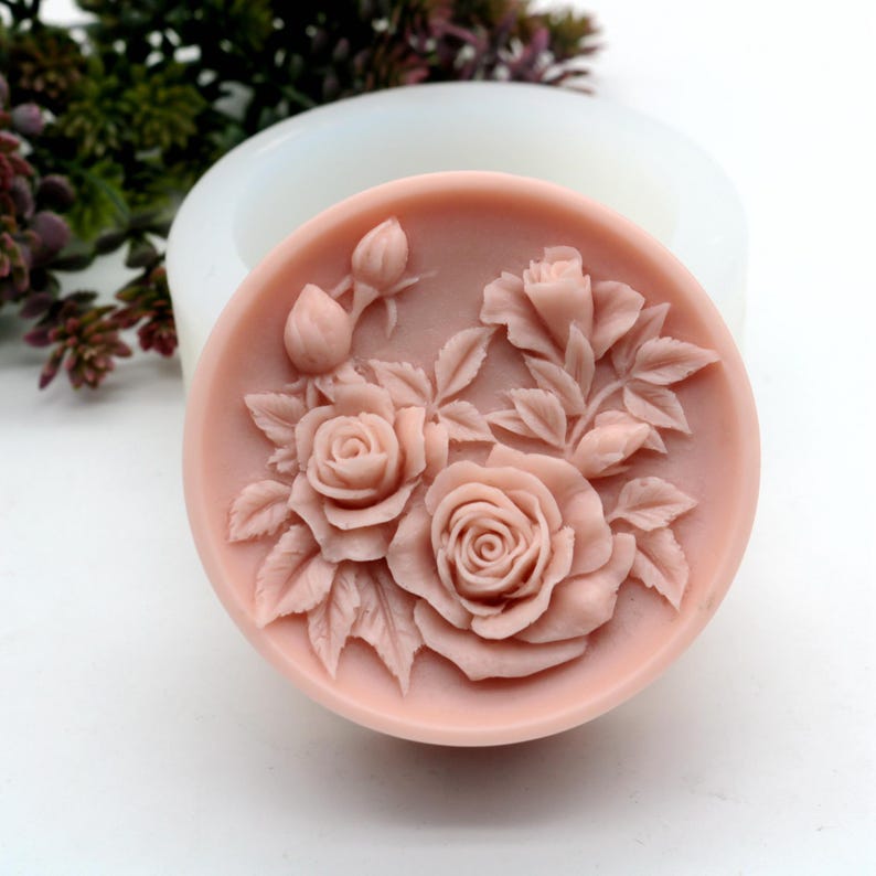 Pu&ograve; includere: Uno stampo rotondo in silicone per realizzare sapone o candele. Lo stampo presenta un design dettagliato di rose rosa e foglie.