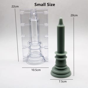 Może przedstawiać: Przezroczysta plastikowa forma do świec z zieloną świecą w środku. Forma ma 10,5 cm szerokości i 22 cm wysokości. Świeca ma 7,5 cm szerokości i 20 cm wysokości. Na g&oacute;rze obrazu widnieje napis "Small Size".