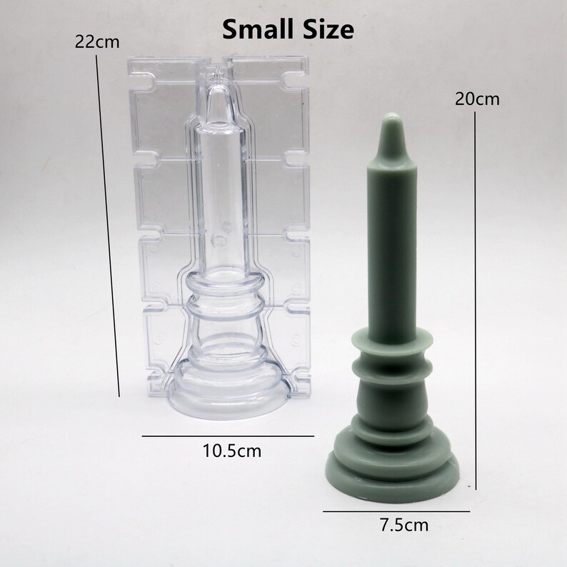 Może przedstawiać: Przezroczysta plastikowa forma do świec z zieloną świecą w środku. Forma ma 10,5 cm szerokości i 22 cm wysokości. Świeca ma 7,5 cm szerokości i 20 cm wysokości. Na g&oacute;rze obrazu widnieje napis "Small Size".