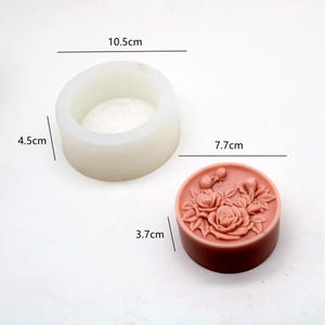 Pu&ograve; includere: Uno stampo in silicone bianco per realizzare sapone rotondo o candele con un design a rosa. Lo stampo ha un diametro di 4,5 cm e un'altezza di 3,8 cm. Il sapone finito ha un diametro di 3,7 cm e un'altezza di 3,8 cm.