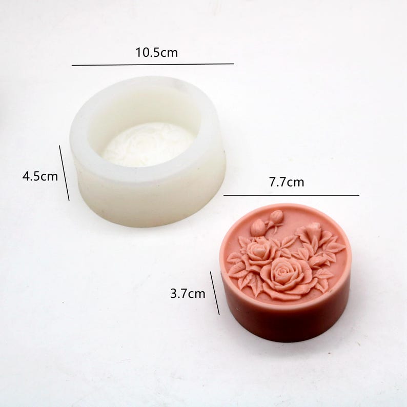 Pu&ograve; includere: Uno stampo in silicone bianco per realizzare sapone rotondo o candele con un design a rosa. Lo stampo ha un diametro di 4,5 cm e un'altezza di 3,8 cm. Il sapone finito ha un diametro di 3,7 cm e un'altezza di 3,8 cm.