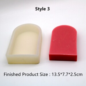 Pu&ograve; includere: Uno stampo in silicone bianco e una saponetta rosa finita a forma di arco. Il prodotto finito misura 13,5 x 7,7 x 2,5 cm.