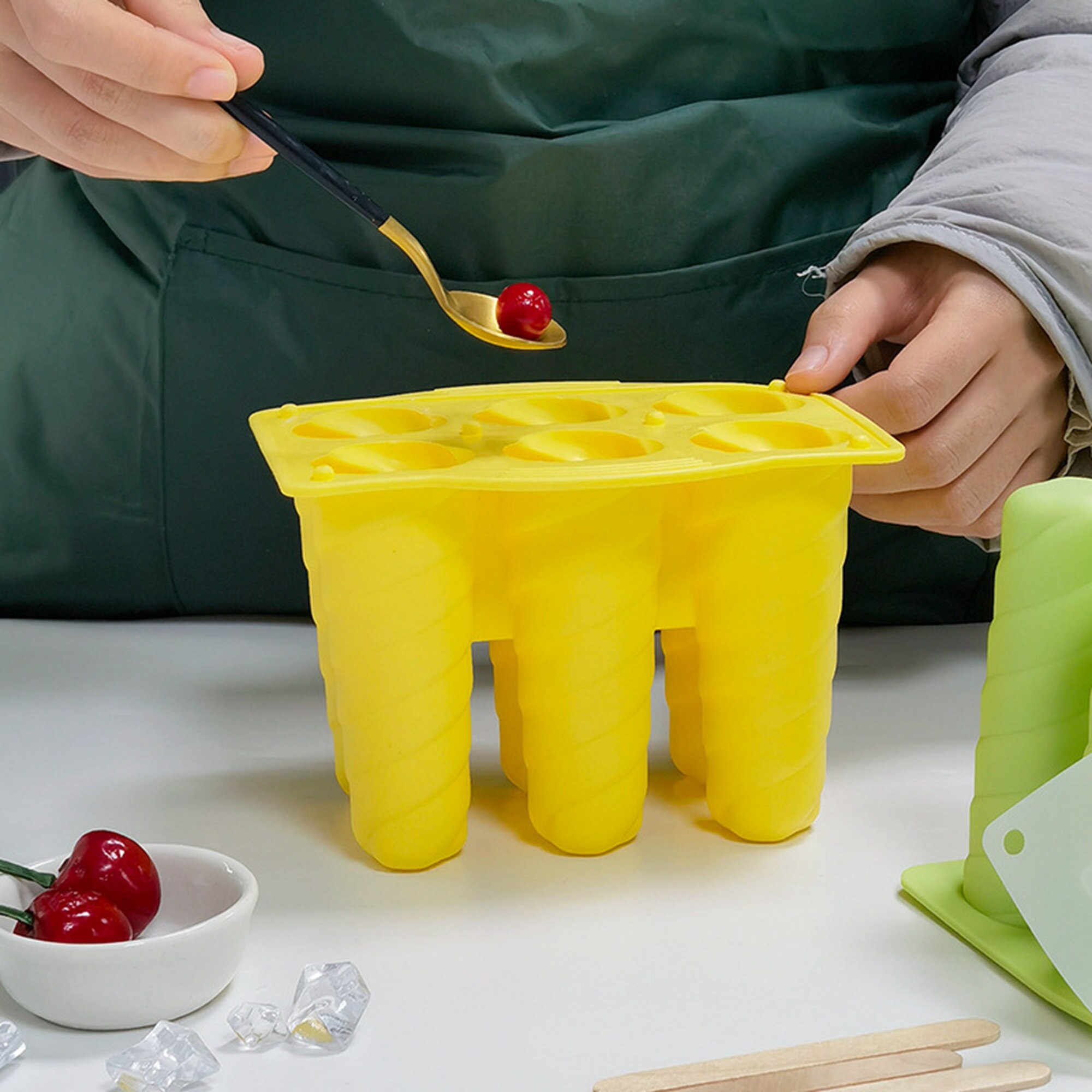 SALTNLIGHT Popsicles Molds, 6 Ice Pop Molds Maker, DIY Pop Molds