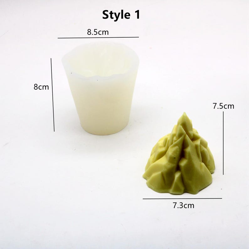 K&ouml;nnte beinhalten: Zwei Silikonformen zum Herstellen von Kerzen. Die erste Form ist eine 8 Zoll hohe, 8,5 Zoll breite Tasse. Die zweite Form ist eine 7,5 cm hohe, 7,3 cm breite Bergform.
