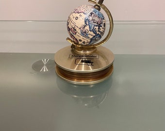 Vintage wereldbol presse-papier met vergrootglas