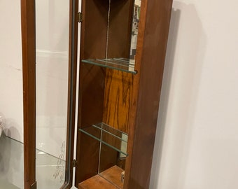 Винтажная деревянная витрина с зеркалом и двумя стеклянными полками