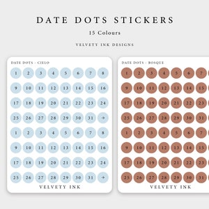 Könnte beinhalten: Datumsaufkleber in zwei Farbpaletten: Ciel und Bosque. Jeder Aufkleber zeigt eine Zahl von 1 bis 31, mit einem Pfeil. Der Text "DATE DOTS STICKERS" und "15 Farben" stehen oben. Der Markenname "VELVETY INK DESIGNS" ist ebenfalls sichtbar.
