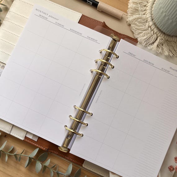 Montly planner insert for A5 ring planner basic layout. One month in two pages undated A5 planner insert ringbound. Undated monthly planner