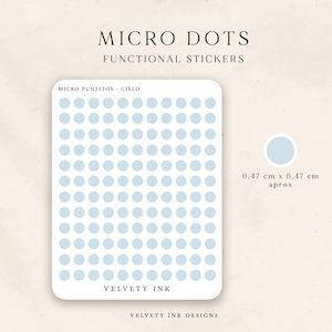 Può includere: Un foglio di adesivi a micro puntini azzurri. Gli adesivi sono disposti a griglia e misurano circa 0,47 cm di diametro. Il testo "MICRO DOTS FUNCTIONAL STICKERS" è in alto. Il testo "VELVETY INK" è in basso.