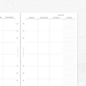 Puede incluir: Primer plano de una p&aacute;gina de planificador mensual blanca con un dise&ntilde;o de cuadr&iacute;cula para la programaci&oacute;n diaria. La p&aacute;gina incluye secciones para los d&iacute;as de la semana, un encabezado "Mes" y una secci&oacute;n de notas. El planificador tiene agujeros perforados.