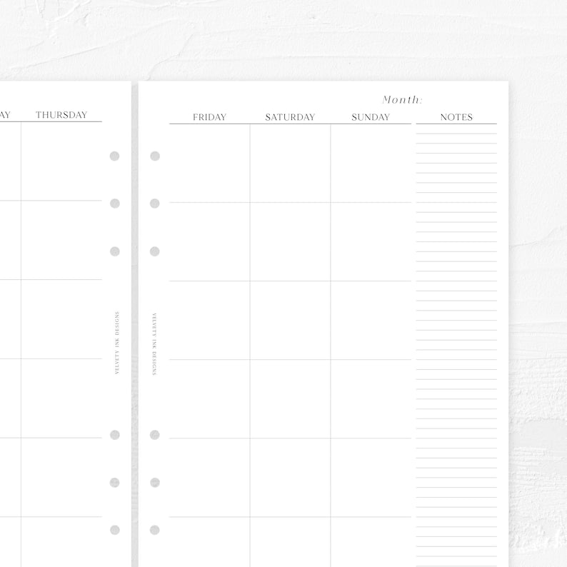 Puede incluir: Primer plano de una p&aacute;gina de planificador mensual blanca con un dise&ntilde;o de cuadr&iacute;cula para la programaci&oacute;n diaria. La p&aacute;gina incluye secciones para los d&iacute;as de la semana, un encabezado "Mes" y una secci&oacute;n de notas. El planificador tiene agujeros perforados.