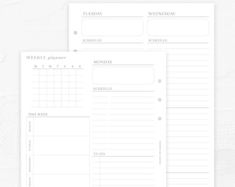 Puede incluir: Páginas de planificador blancas con un diseño semanal. Las páginas incluyen secciones para horarios diarios, listas de tareas y una cuadrícula de planificación semanal. El texto incluye "WEEKLY planner", "THIS WEEK" y los días de la semana.