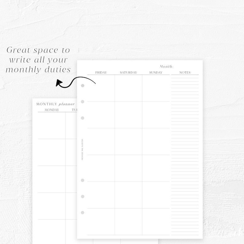 Puede incluir: Una hoja de planificaci&oacute;n mensual blanca con una cuadr&iacute;cula para la programaci&oacute;n. El planificador incluye secciones para cada d&iacute;a de la semana, una secci&oacute;n de notas y el texto "Great space to write all your monthly duties."