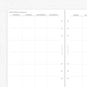 Puede incluir: Una p&aacute;gina de planificador mensual blanca con un dise&ntilde;o de cuadr&iacute;cula para la programaci&oacute;n. La parte superior de la p&aacute;gina dice "MONTHLY planner" con los d&iacute;as de la semana enumerados en la parte superior. La p&aacute;gina tiene agujeros perforados para encuadernar.