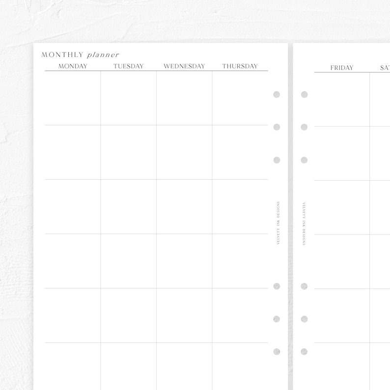 Puede incluir: Una p&aacute;gina de planificador mensual blanca con un dise&ntilde;o de cuadr&iacute;cula para la programaci&oacute;n. La parte superior de la p&aacute;gina dice "MONTHLY planner" con los d&iacute;as de la semana enumerados en la parte superior. La p&aacute;gina tiene agujeros perforados para encuadernar.