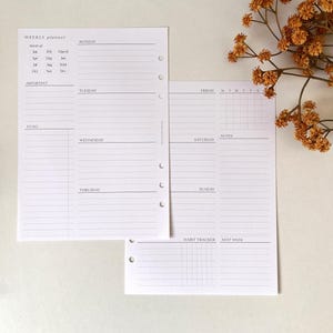 Może przedstawiać: Dwie białe strony planera tygodniowego z tekstem "WEEKLY planner", "PONIEDZIAŁEK", "WTOREK", "ŚRODA", "CZWARTEK", "PIĄTEK", "SOBOTA", "NIEDZIELA", "WAŻNE", "TO DO", "NOTATKI", "HABIT TRACKER" i "NASTĘPNY TYDZIEŃ". Strony mają sekcje z liniami.