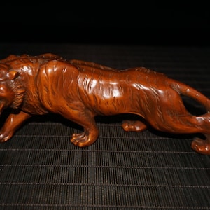 China&#39;s ancient natural boxwood tiger statue, pure hand carved exquisite