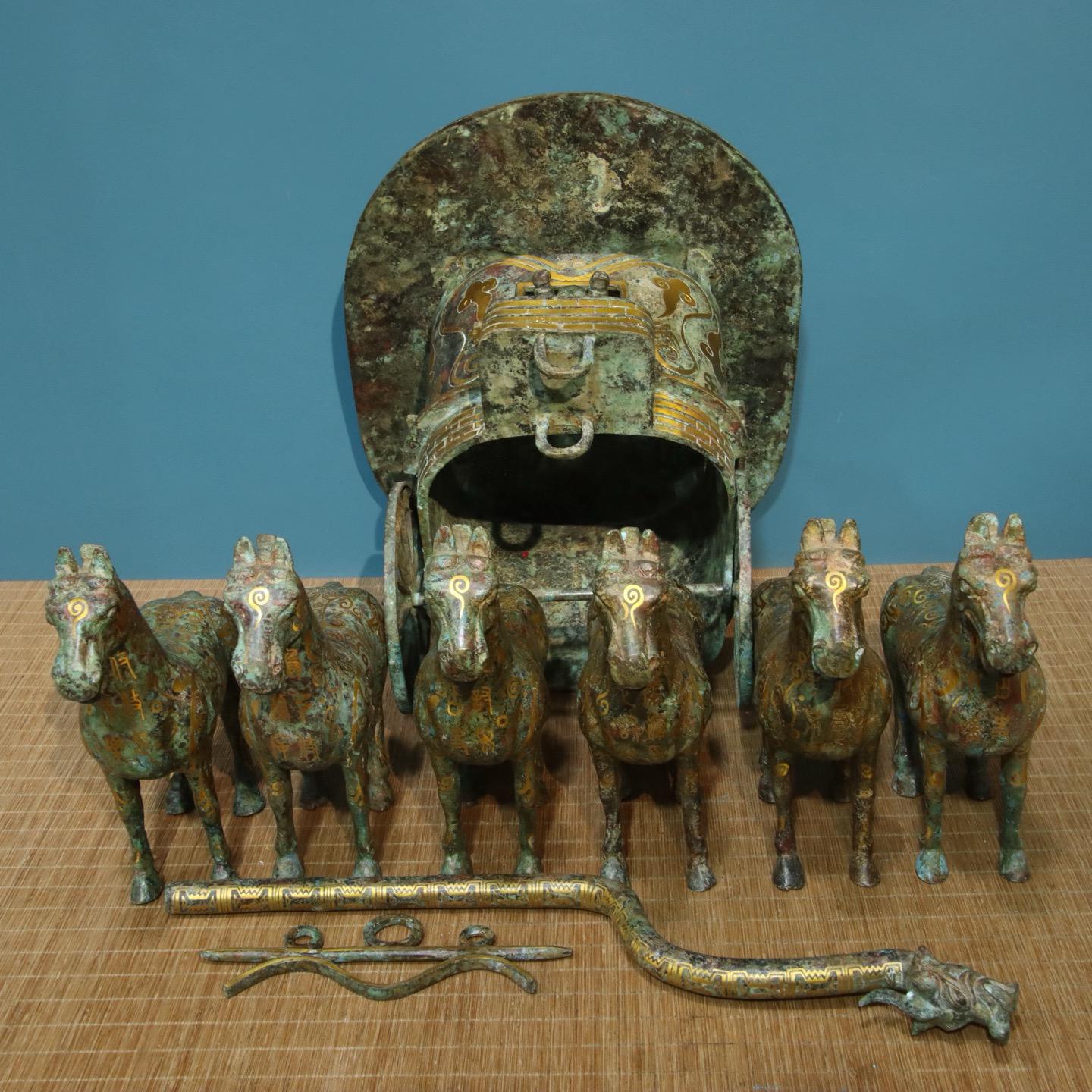 精巧なブロンズ製の馬車彫刻。古代中国の素材を用いて手作りされてい 