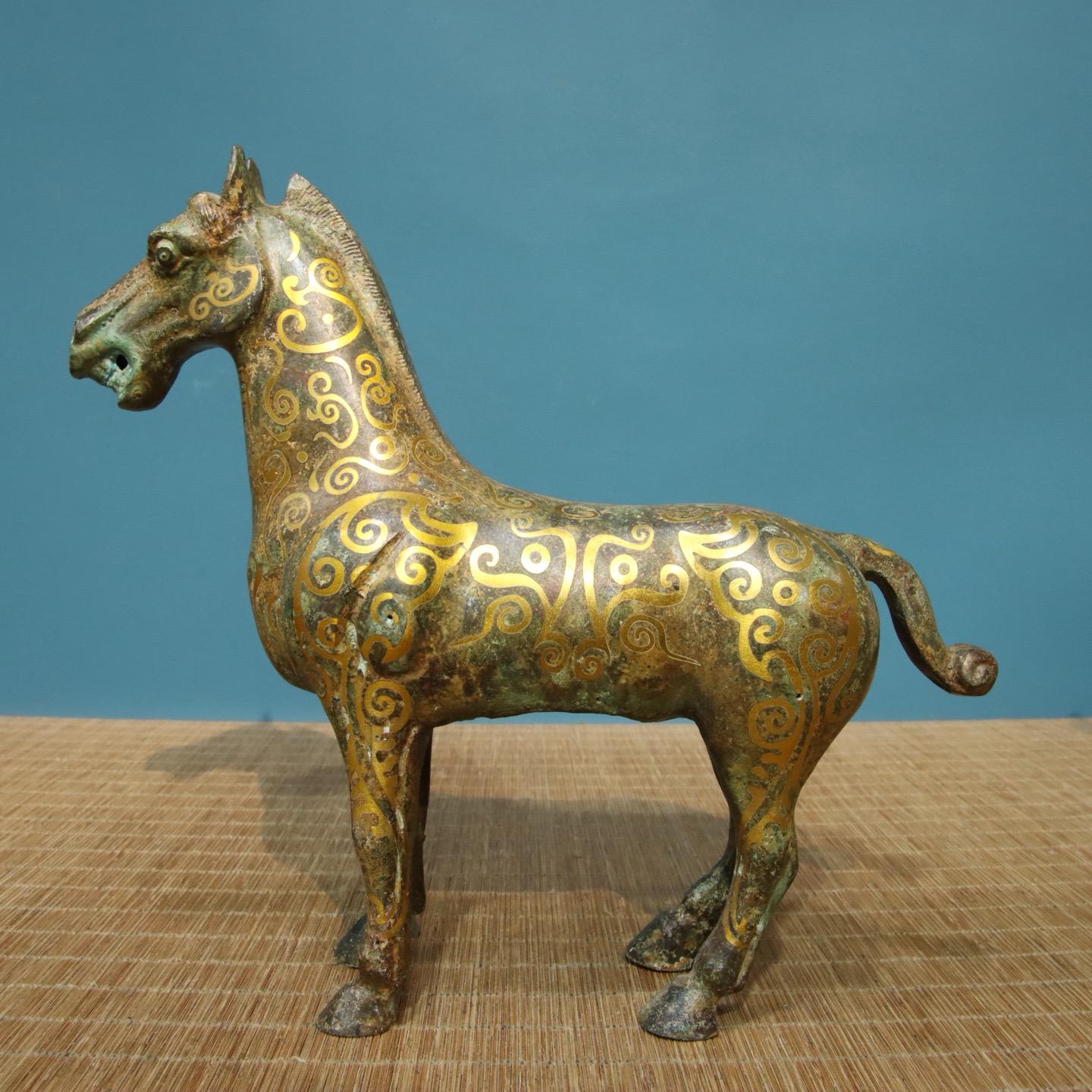 精巧なブロンズ製の馬車彫刻。古代中国の素材を用いて手作りされてい 