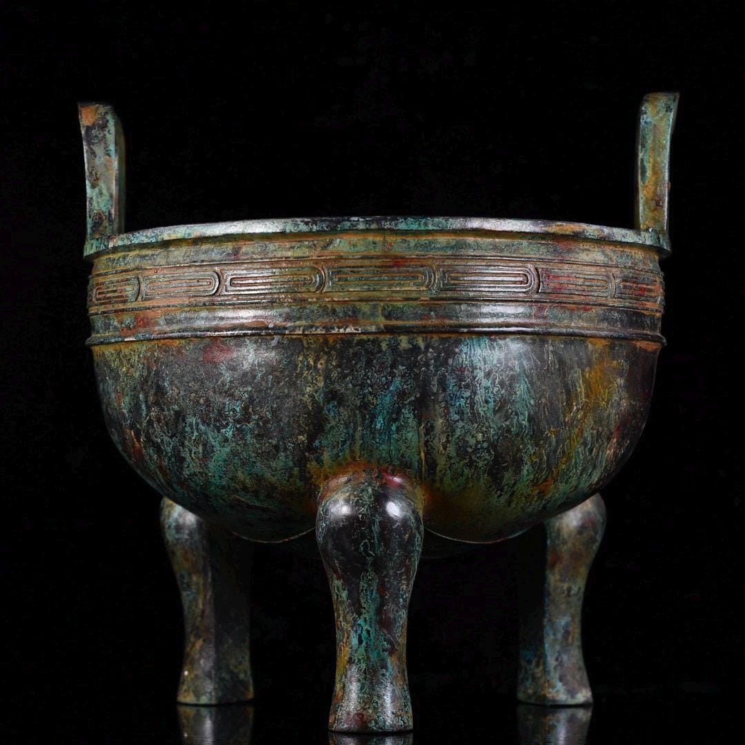 青銅製 古代風装飾器 三脚 精巧な中国アンティークの青銅製三脚台。銘文と二つの取っ手が付いて