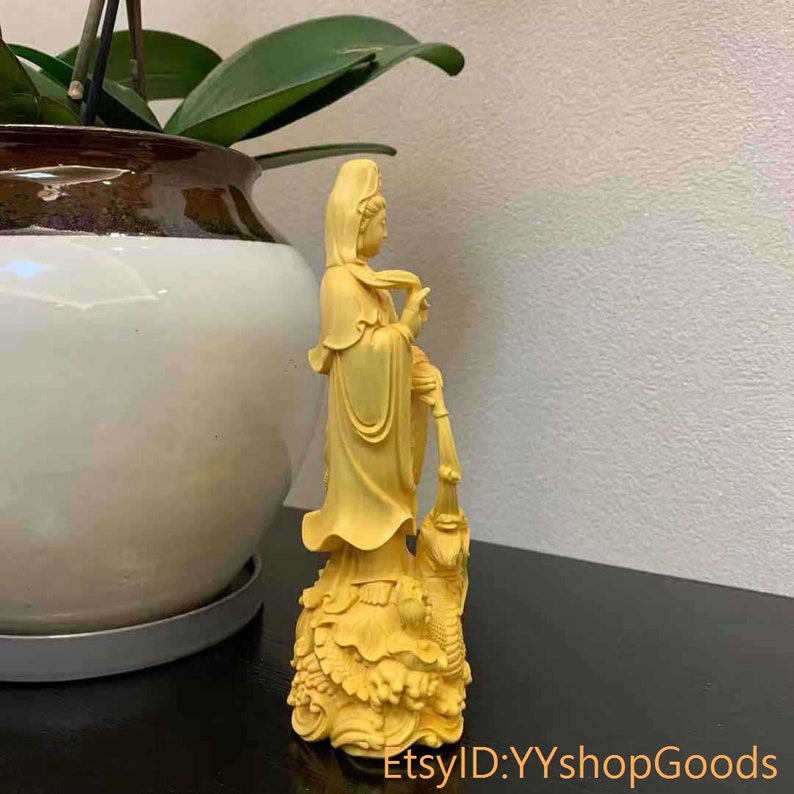 Natural boxwood received a carved Guanyin statue
