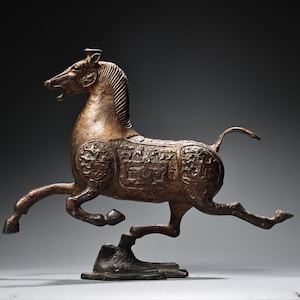 Chinese antique hand-made pure copper high relief engraved mud gold horse stepping on flying swallow statue ornaments