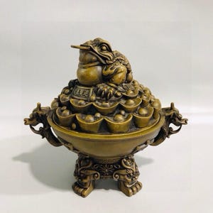 A rare and exquisite pure copper golden toad incense burner ornament made by hand from China