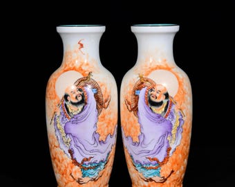 Um par de requintados vasos antigos chineses esmaltados com a figura de Bodhidharma, feitos à mão.