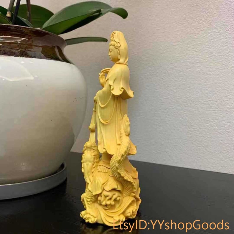 Natural boxwood received a carved Guanyin statue