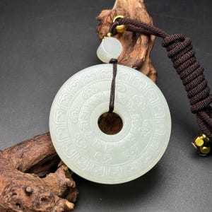 中国の白翡翠から手彫りされた、精巧で希少な仏教の縁起の良い翡翠ペンダント