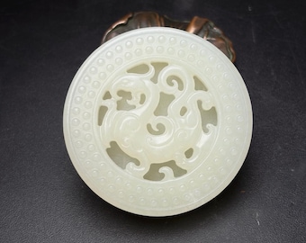 中国の骨董品で作られた手彫りの翡翠の笛の装飾品。形が絶妙で